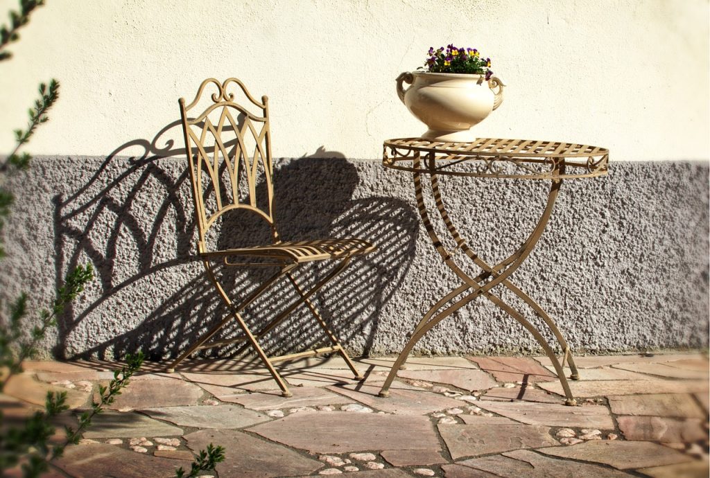 Guide pour entretenir des chaises extérieures en fer forgé