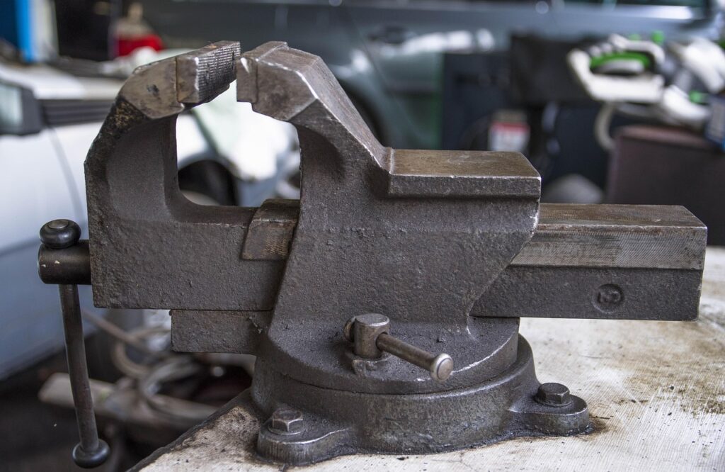 découvrez l'art de la ferronnerie artistique : des créations uniques en fer forgé pour sublimer votre intérieur et extérieur. artisanat, décoration et savoir-faire traditionnel.
